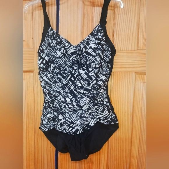 SHORE CLUB SWIMSUITS FOR ALL LADIES WOMENS 16 SWIMSUIT 1PC FLATTERING $88 - Picture 1 of 4
